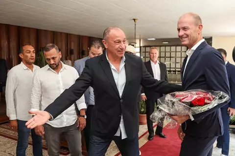 الظهور الأول في الجزيرة.. الخطيب يستقبل ييس توروب مدرب الأهلي الجديد (صور وفيديو)